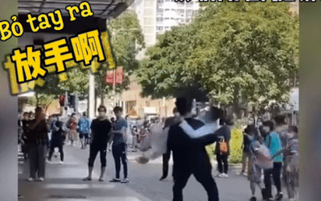 Clip: Cãi không lại người yêu, cô gái xoay người rồi quật ngã bạn trai ngay trên phố Ảnh 2