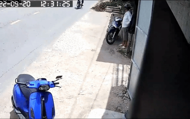 Tưởng trộm xe máy dựng trước cửa, không ngờ gã đàn ông thậm thụt ăn cắp 1 thứ còn 'kinh khủng' hơn Ảnh 2