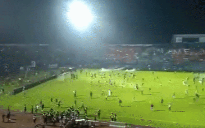 Vụ bạo loạn ở sân vận động Indonesia: Số người tử vong tăng lên 174 Ảnh 2