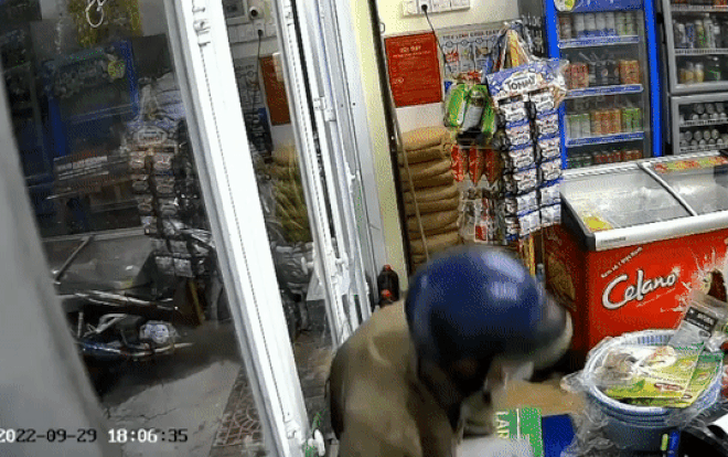 Clip: Đã ăn trộm lại còn kém chọn, kẻ gian bị gia chủ rượt chạy 'té khói' Ảnh 2