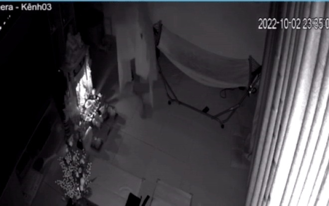 Clip: Gã trộm ngụy trang như 'bóng ma' nhằm né camera, vào nhà dân 'khoắng' tài sản Ảnh 2