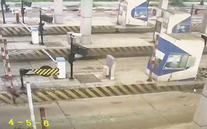Bám đuôi xe lớn trốn trạm thu phí trót lọt 19 lần, ô tô con trả giá đắt Ảnh 2