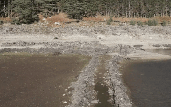 Ngôi làng 'cũ' bất ngờ trồi lên mặt nước hồ Haweswater ở Anh Ảnh 2