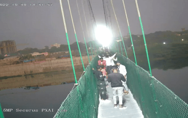 Clip: Cận cảnh khoảnh khắc sập cầu treo ở Ấn Độ khiến hơn 130 người thiệt mạng Ảnh 2