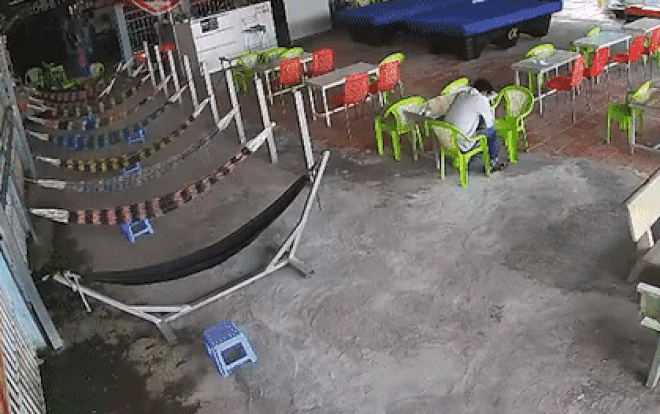 Bà cô lao xe đâm sầm vào quán nước khiến vị khách giật mình tung 'chiêu lạ' phòng thủ Ảnh 2