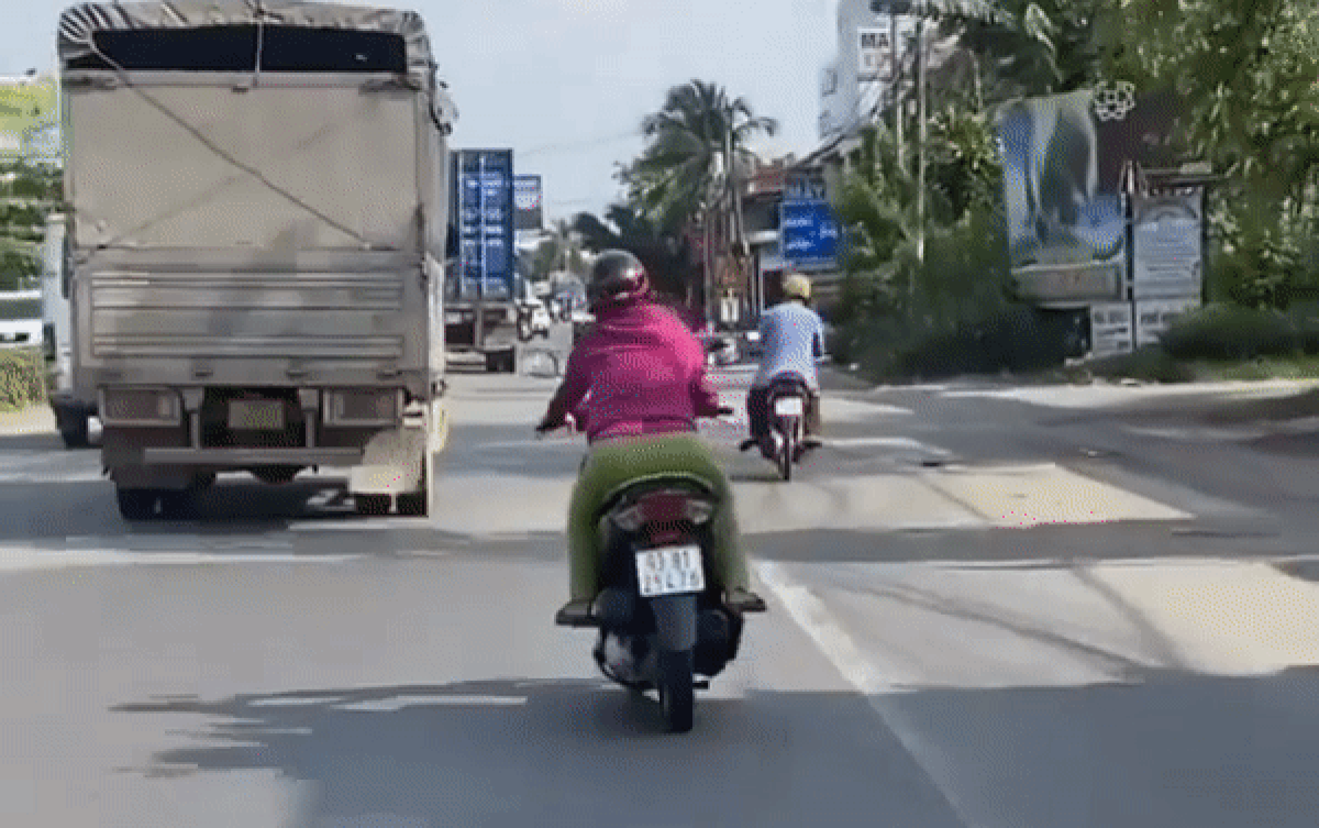 Người phụ nữ lạng lách xe máy như tay đua trên đường, lúc cao hứng còn có hành động gây 'thót tim' Ảnh 2