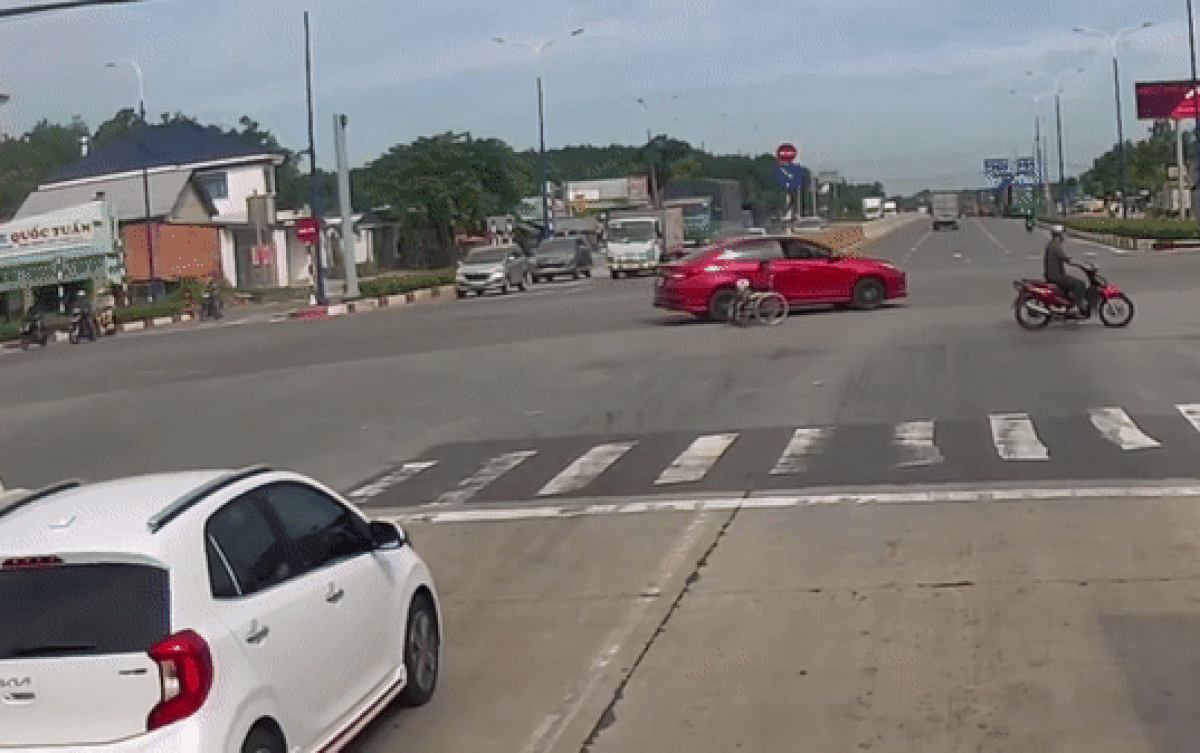 Thấy người khuyết tật ngồi xe lăn khó khăn khi qua đường, tài xế ô tô có hành động ấm lòng Ảnh 2