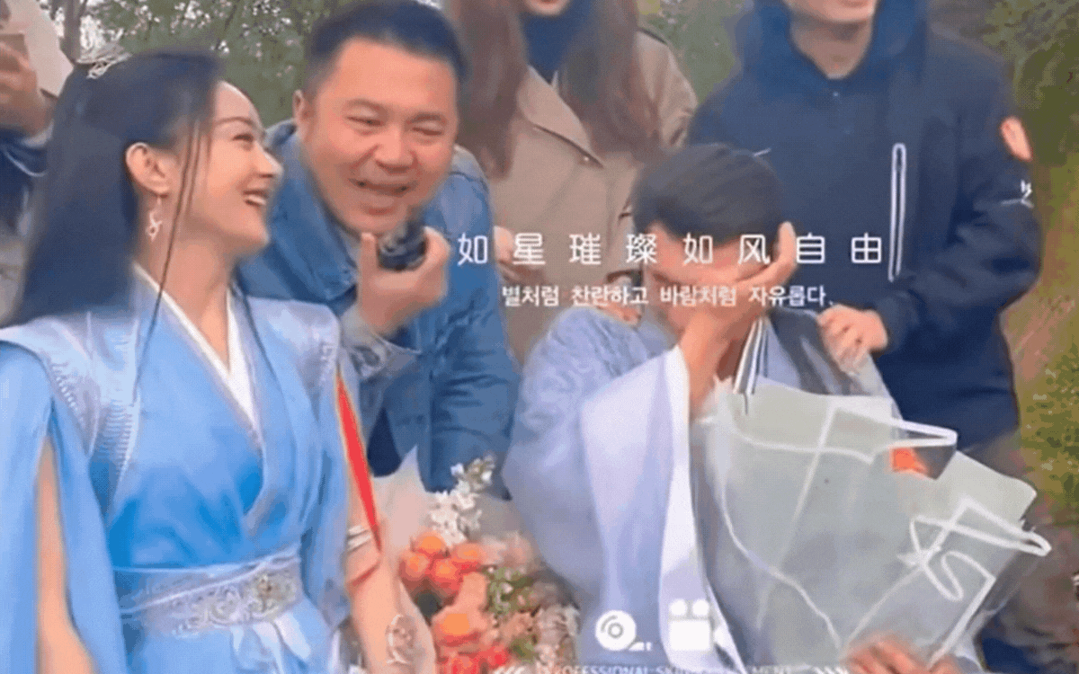 Lâm Canh Tân bật khóc nức nở bên Triệu Lệ Dĩnh đang cười tươi rói, chuyện gì đây? Ảnh 2