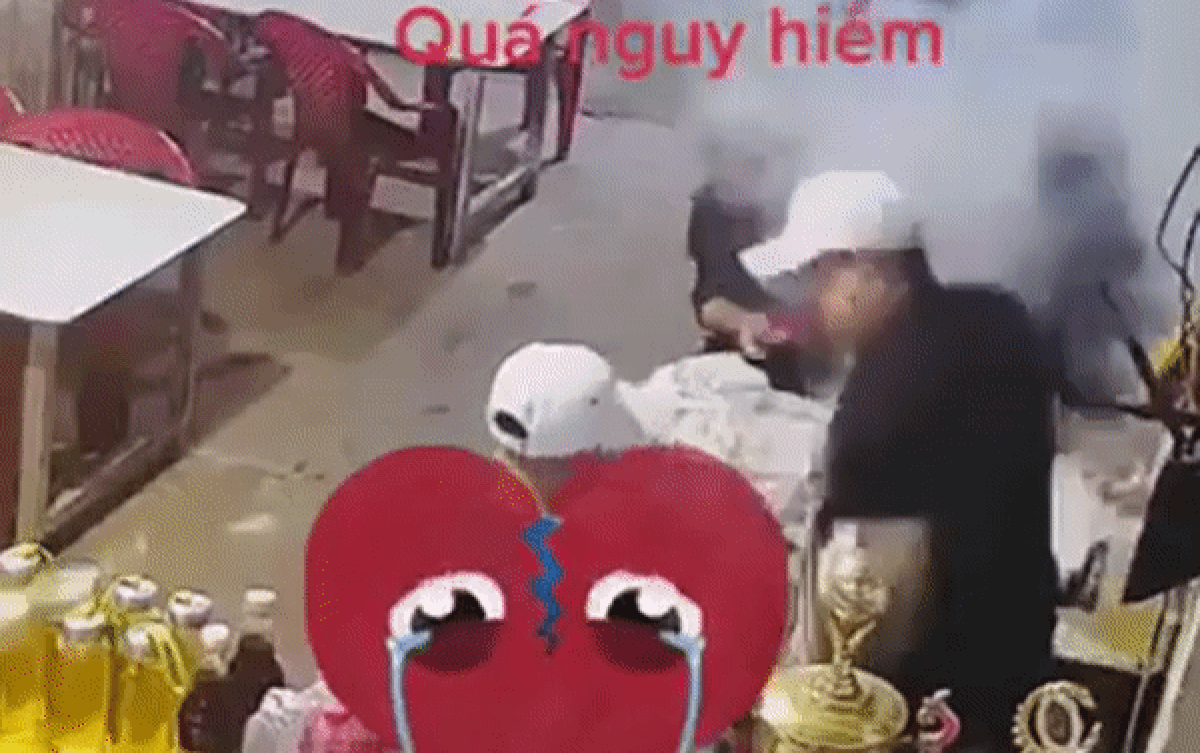 Đang ngồi ăn lẩu, nhóm thanh niên phải 'giải tán đám đông' vì sự cố nguy hiểm này Ảnh 2