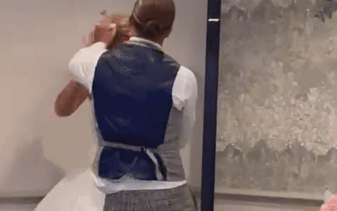 Chú rể trét bánh kem lên mặt cô dâu giữa tiệc cưới, hành động quá trớn nhận về 'bão chỉ trích' Ảnh 2