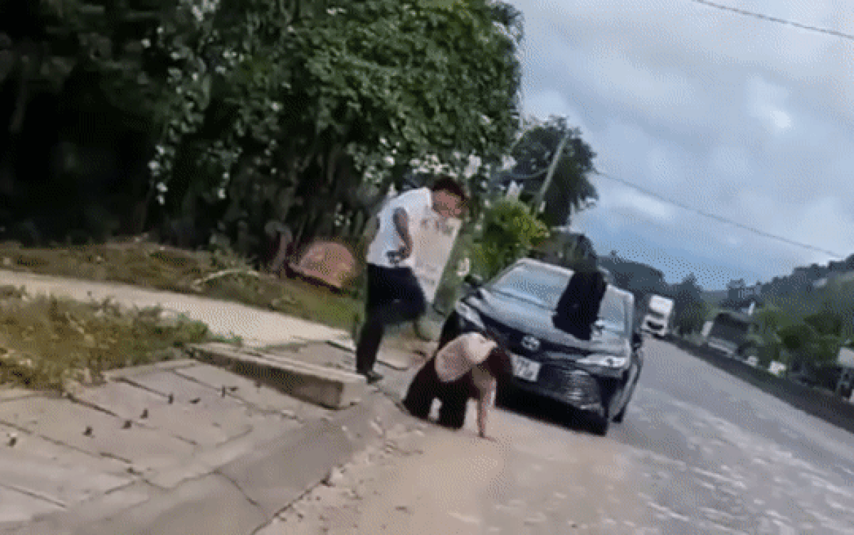 Phẫn nộ clip người đàn ông dùng chân đạp liên tiếp vào đầu người phụ nữ đang quỳ dưới lòng đường Ảnh 2