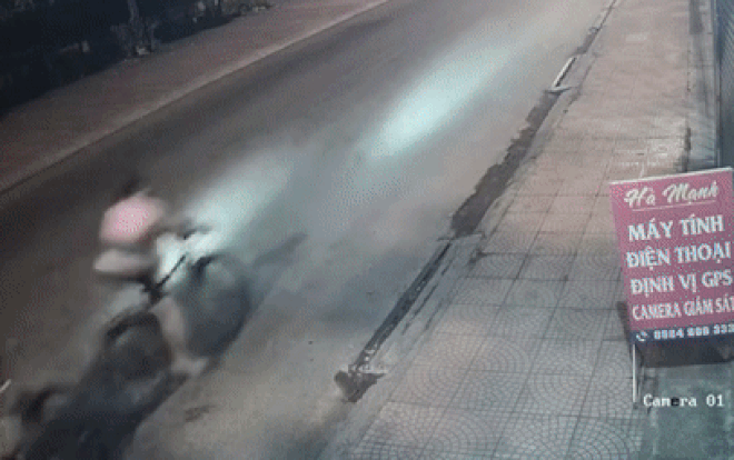 Vướng vào xe của vợ, chồng chệch tay, đánh lái ra giữa đường, không ngờ gặp họa Ảnh 2