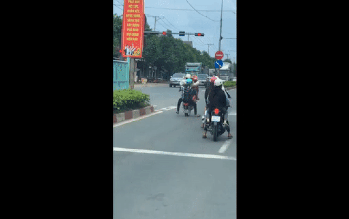 Đang chờ đèn đỏ, 2 thanh niên bất ngờ có hành động 'trẻ trâu' và cái kết 'ơi con sông quê' Ảnh 2