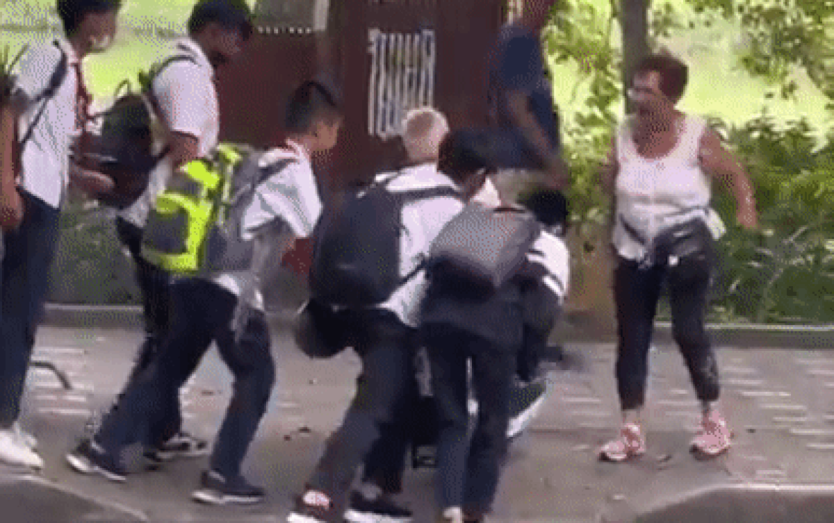 Thấy cụ ông ngồi xe lăn di chuyển khó khăn, nhóm nam sinh liền có hành động ấm áp Ảnh 2