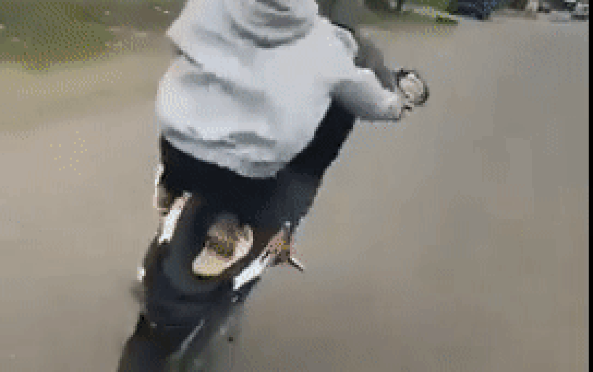 Thể hiện trình độ 'tay lái lụa' trên đường, sau ít phút thanh niên liền nhận cái kết ê chề Ảnh 2