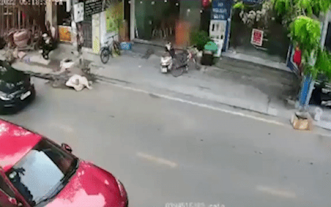 'Tử thần' nằm chình ình trên đường 'bẫy' cô gái trẻ đi xe máy Ảnh 2