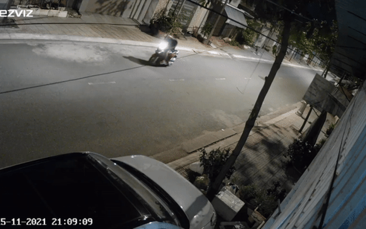 Đang yên đang lành lại nổi hứng thể hiện bản lĩnh quái xế, thanh niên liền nhận cái kết đau đớn Ảnh 2