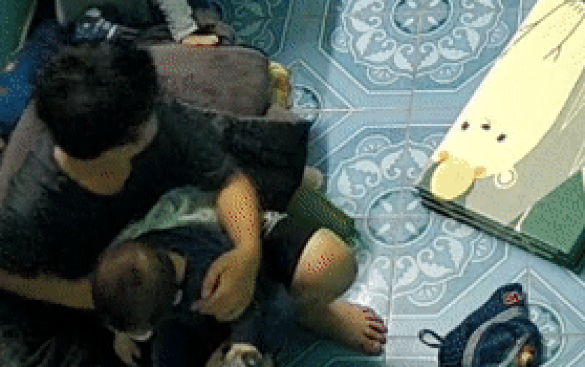 Clip: Bàn học bất ngờ đổ sập, anh cả phản ứng nhanh nhạy cứu em trai một mạng sống Ảnh 2