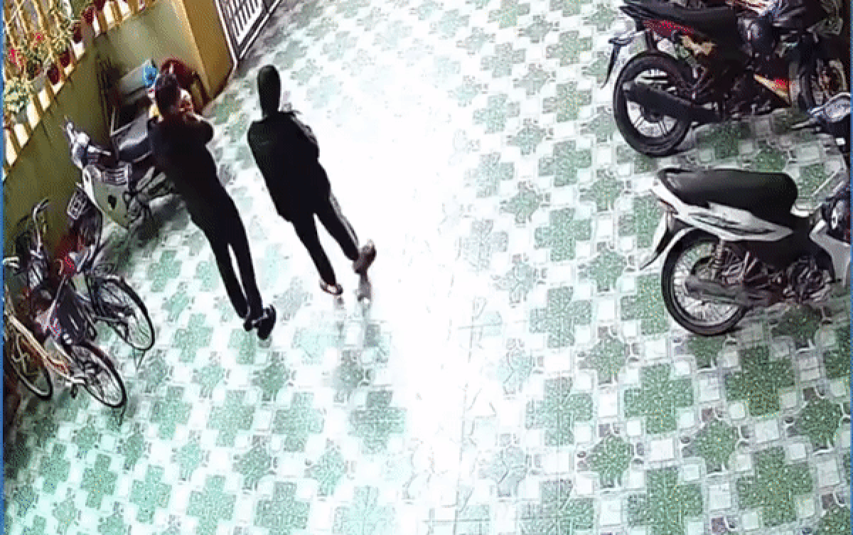 Vợ không may đánh rơi tờ tiền và hành động 'không động tác thừa' của ông chồng khiến dân mạng cười ngất Ảnh 2