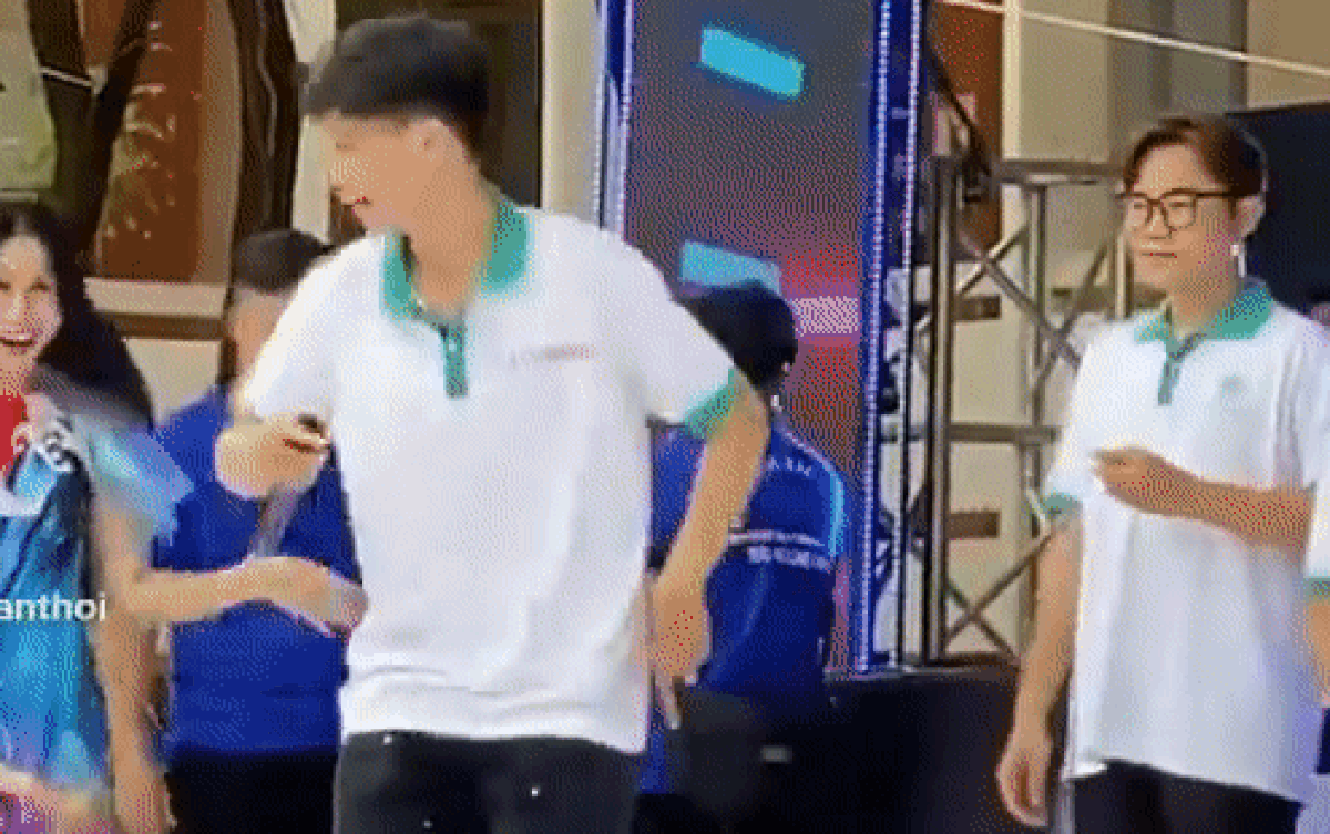 Nam sinh trổ tài hát lô tô khiến dân mạng thích thú: 'Giọng hát 1 điểm nhưng độ tự tin xứng đáng 10 điểm' Ảnh 2