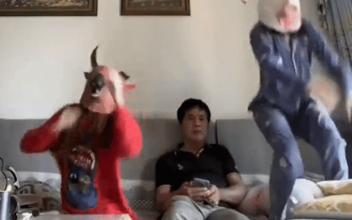 2 cô con gái đeo mặt nạ 'đầu trâu mặt ngựa' quậy tung nhà và phản ứng đáng chú ý của người bố Ảnh 2