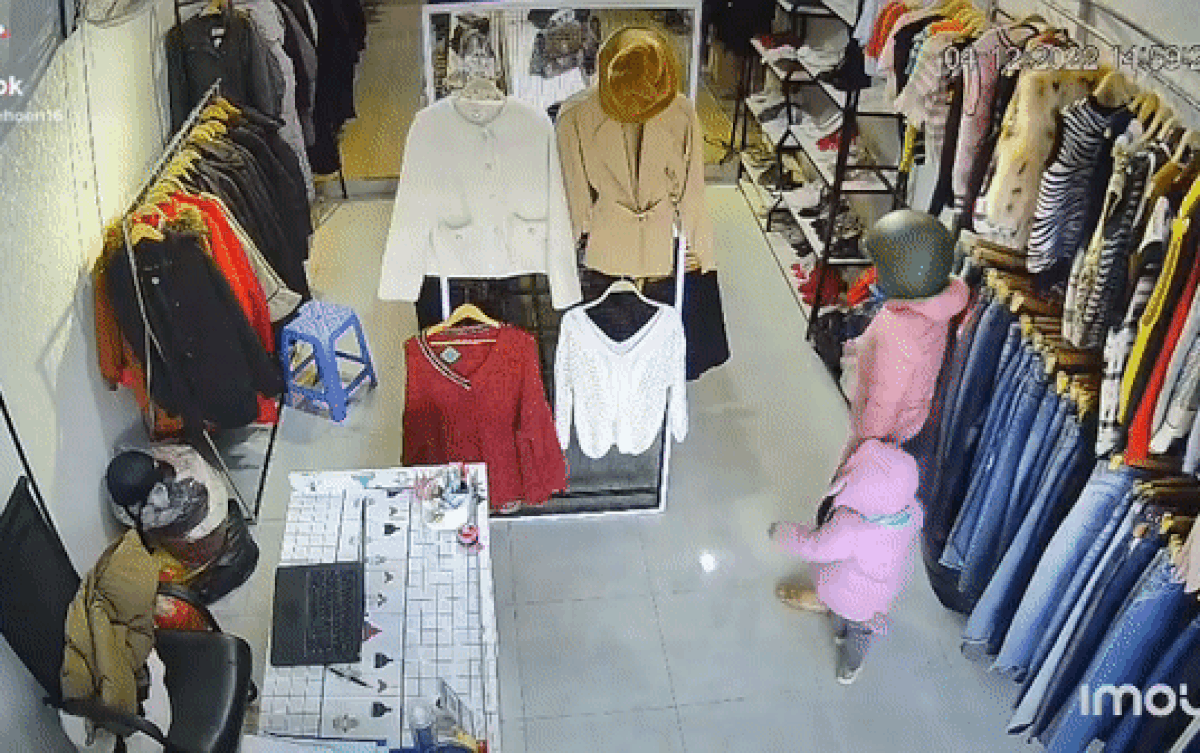 Vào cửa hàng mua quần áo Tết cùng mẹ, em bé có màn gọi nhân viên 'đẳng cấp' khiến dân mạng cười ngất Ảnh 2