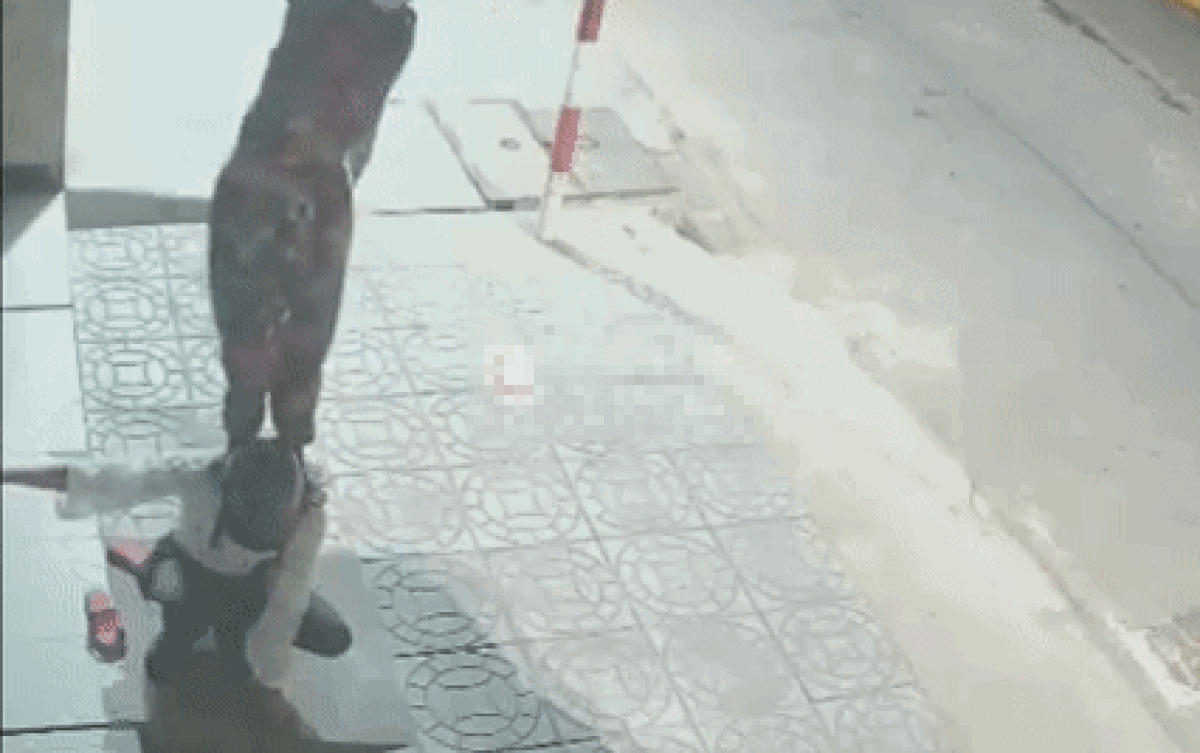 2 cô gái lấm lét trước cửa nhà dân, hành động đáng xấu hổ sau đó càng khiến dân mạng ngạc nhiên hơn Ảnh 2