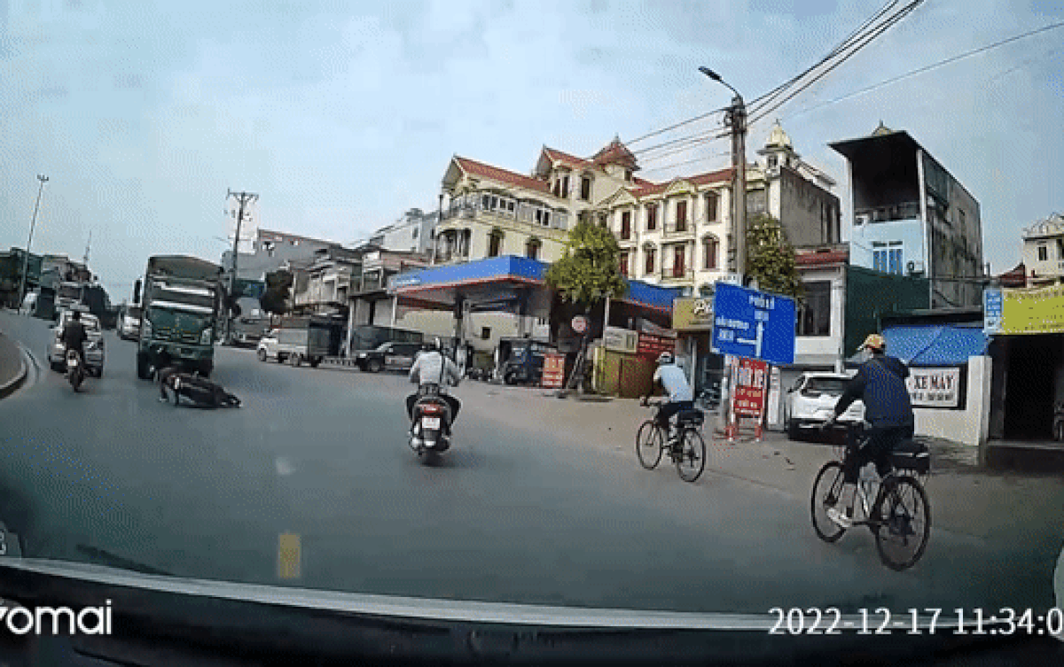 Qua đường thiếu quan sát, thanh niên phản ứng nhanh như cắt thoát cảnh bị gầm xe tải 'nuốt chửng' Ảnh 2