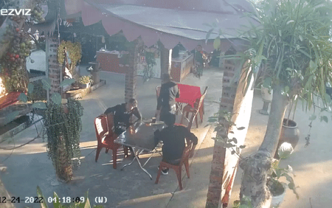 Chê vợ bạn không đẻ được con trai, người đàn ông gục tại chỗ sau cú đập 'trời giáng' Ảnh 2