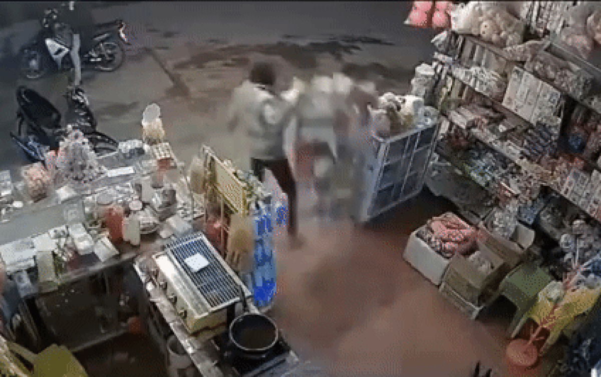 Chạy xồng xộc vào tiệm tạp hóa, thanh niên lấy trộm món hàng khiến chủ tiệm 'chán chẳng buồn đuổi theo' Ảnh 2