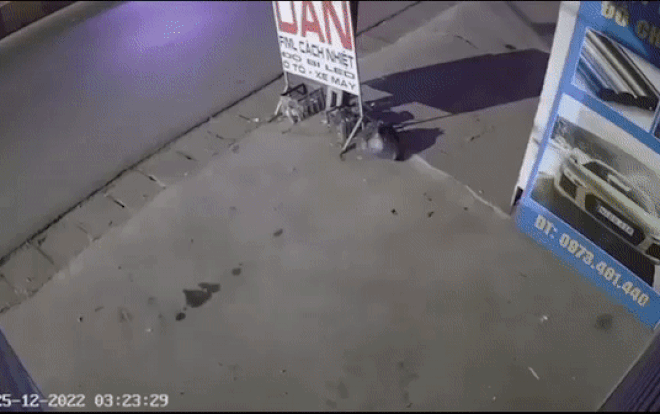 Pha đối đầu cột điện 'dựng tóc gáy' của chàng trai và hành động 'tỉnh bơ' sau đó Ảnh 2