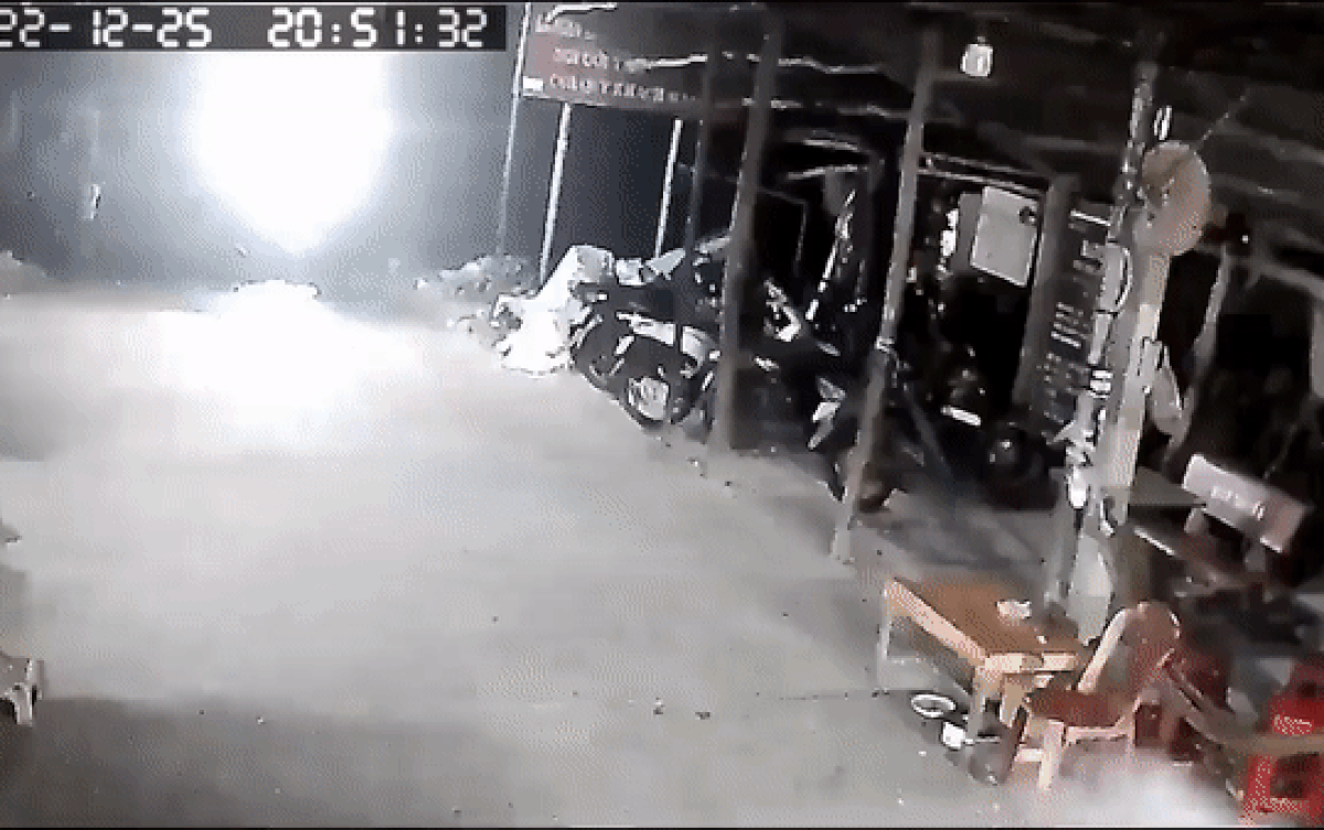 Tia sáng lao vút trên đường rồi mất hút dưới nhánh sông, xem lại camera mới phát hiện cảnh tượng đáng sợ Ảnh 2