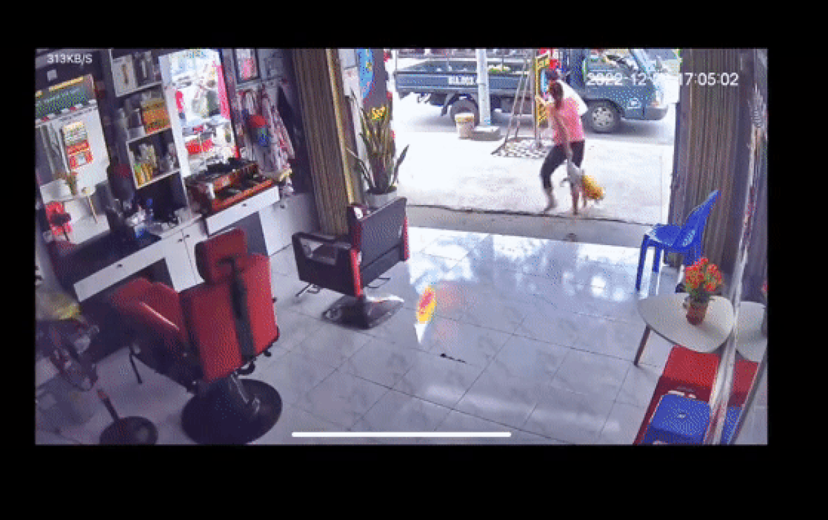 Để biển hiệu sai quy định bị lực lượng chức năng 'hỏi thăm', phản ứng của 2 vợ chồng khiến CĐM cười ngất Ảnh 2