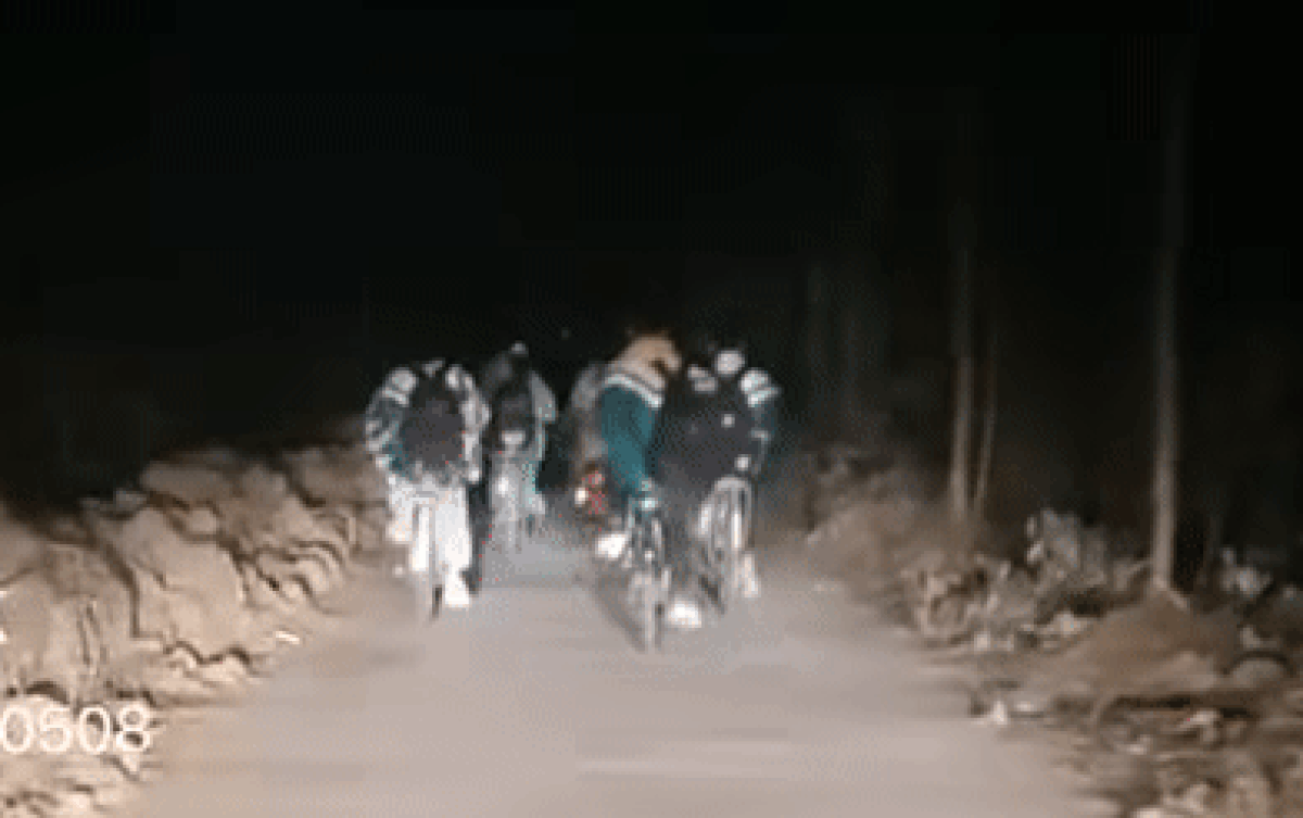 Cố gắng đạp xe thật nhanh qua đoạn đường tối om, nhóm học sinh bất ngờ gặp 'phép màu' soi lối đi Ảnh 2