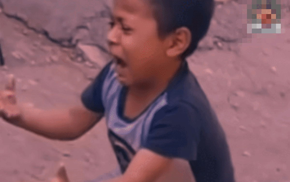 Đang phiêu hết mình với bài nhạc 'tủ', bé trai giật bắn người khi biết bị 'quay lén' Ảnh 2