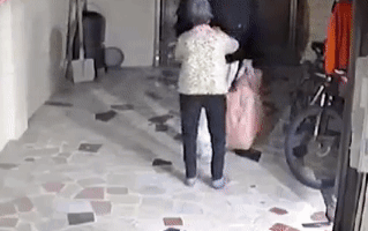 Cháu trai đi học xa nhà, bà tiễn ra tận ngõ rồi dúi vội thứ này vào tay cháu gây xúc động Ảnh 2