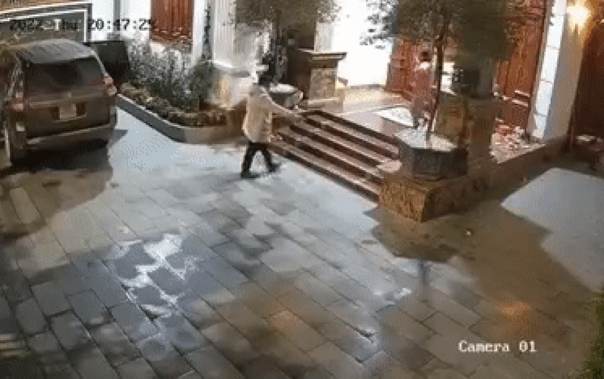 Bố mẹ thể hiện tình cảm ngọt ngào sau bao ngày gặp lại, con gái check camera chỉ biết ngậm ngùi 'ghen tỵ' Ảnh 2