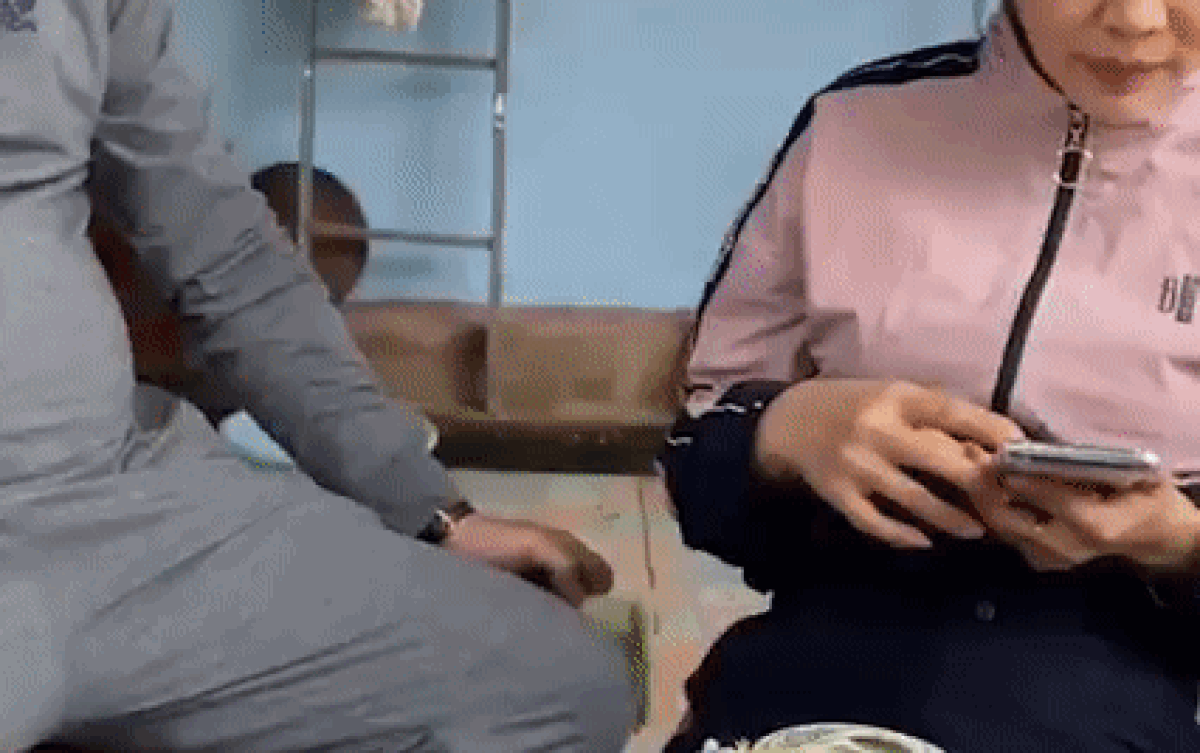 Lén 'trộm' chính những đồng tiền mà bản thân làm ra, người đàn ông được cánh mày râu đồng cảm vô cùng Ảnh 2