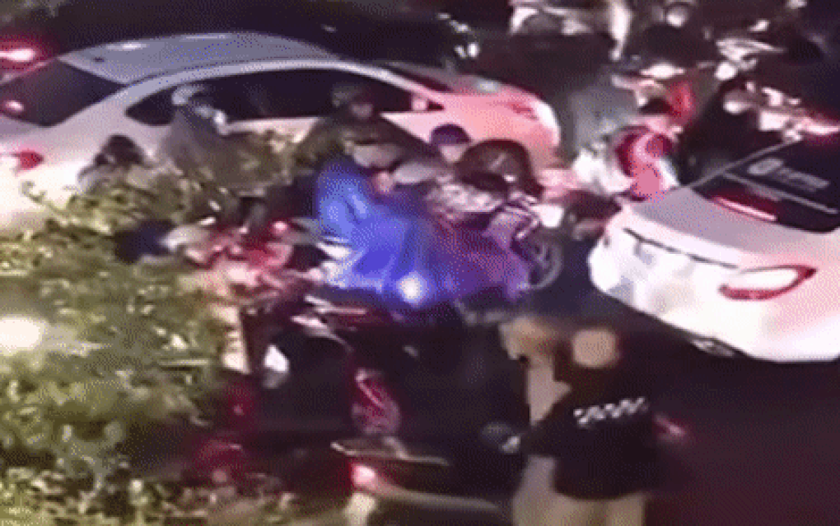 Dân mạng phẫn nộ cảnh gã đàn ông mặc trang phục dân phòng chửi bới, tung chân đạp mạnh vào người phụ nữ Ảnh 2