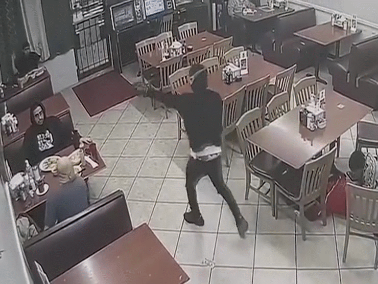 Vụ thực khách bắn 9 phát đạn vào kẻ cầm súng giả cướp tiền trong nhà hàng: Người nổ súng lên tiếng Ảnh 2