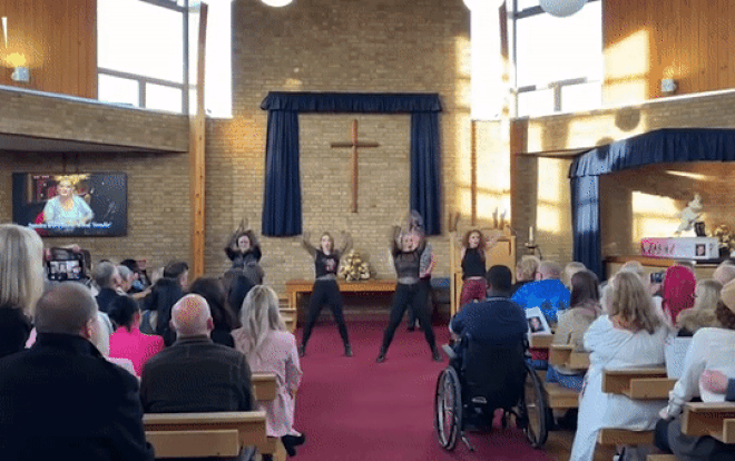 Cụ bà thuê người nhảy múa tưng bừng tại đám tang chính mình khiến con cháu 'ngớ người' Ảnh 2