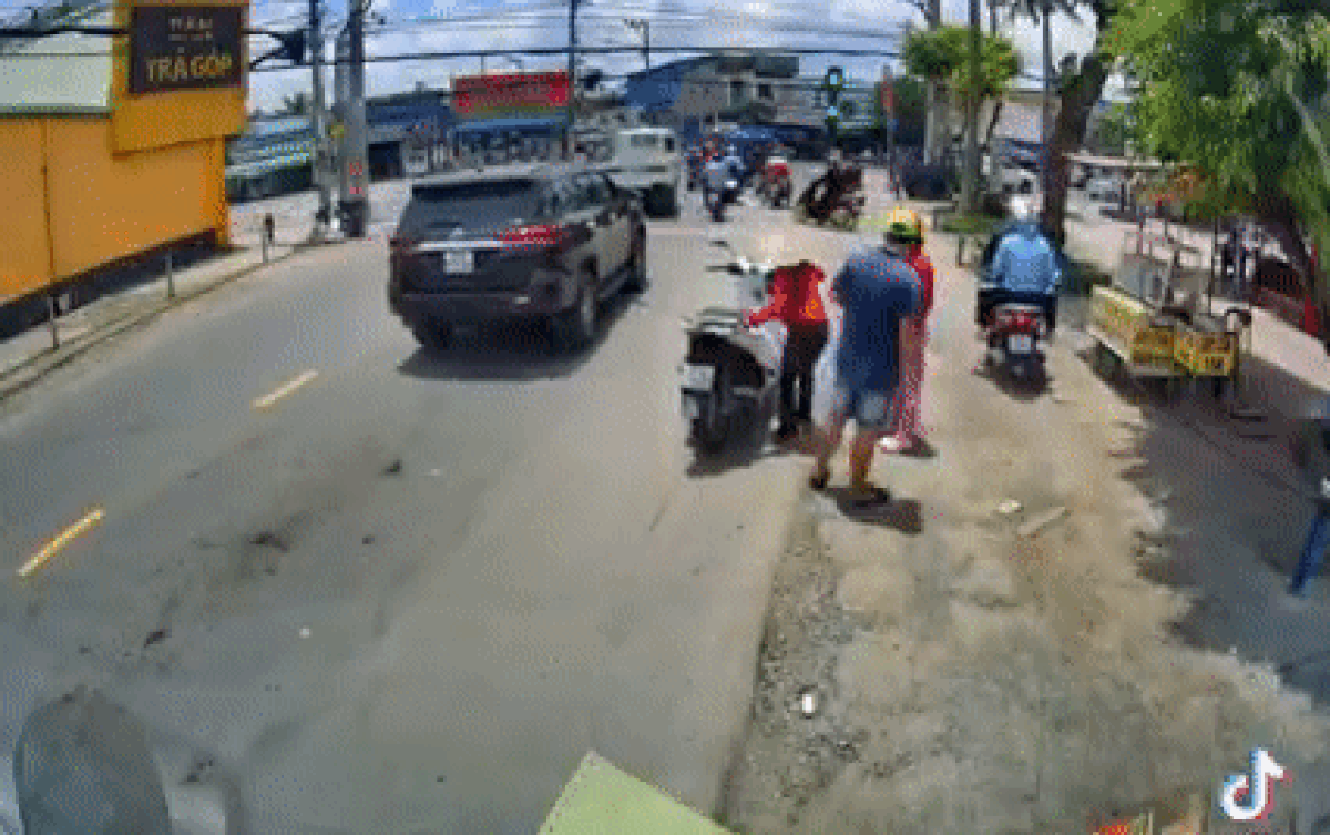 Có lòng tốt giúp đỡ cô gái gặp va chạm giao thông, người phụ nữ suýt 'đổ nợ' vì hành động này Ảnh 2