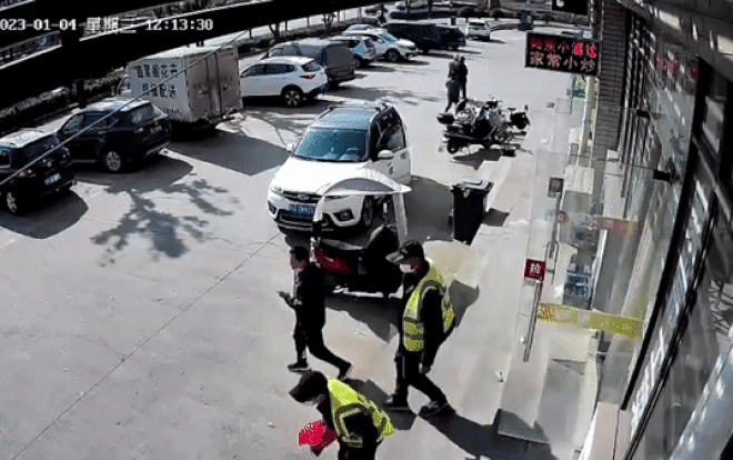 Lốp xe văng như tên bắn 'hạ gục' nam cảnh sát Ảnh 2