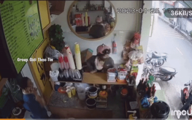 Bận ôm eo người yêu trên xe thì bị gọi vào lấy trà sữa, cô gái hậm hực rồi giở thói côn đồ Ảnh 2