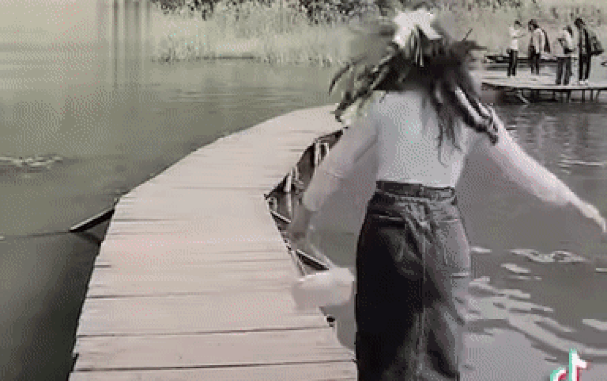 Váy vóc điệu đà đu trend 'chạy về nơi phía em', cô gái muối mặt vì khoảnh khắc sau đó Ảnh 2