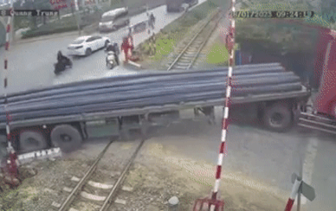 Khoảnh khắc tàu hỏa hất tung xe đầu kéo chở thép tại Thường Tín Ảnh 2