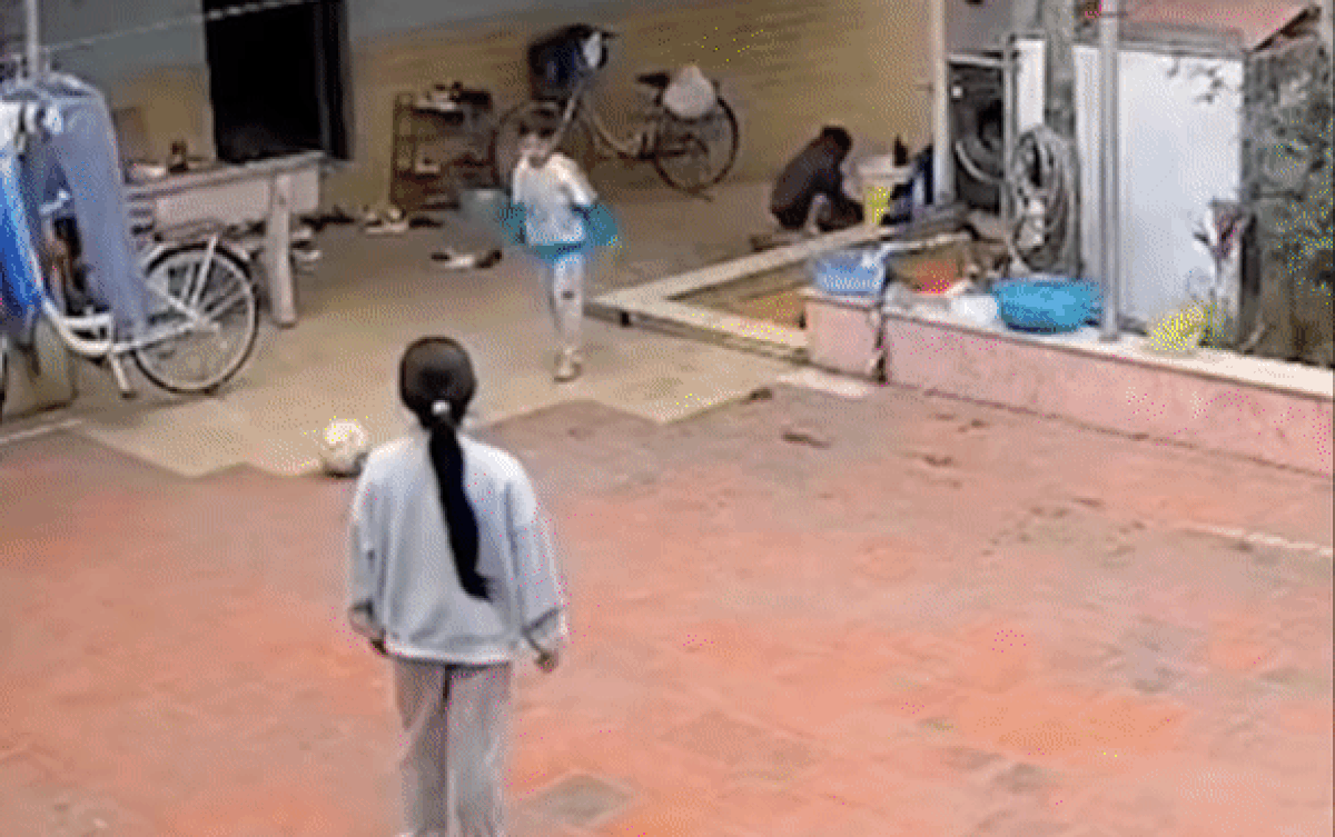 Cậu bé sút bóng 'chuẩn không cần chỉnh' nhưng dân mạng lại đồng loạt trao giải 'cây roi vàng' Ảnh 2