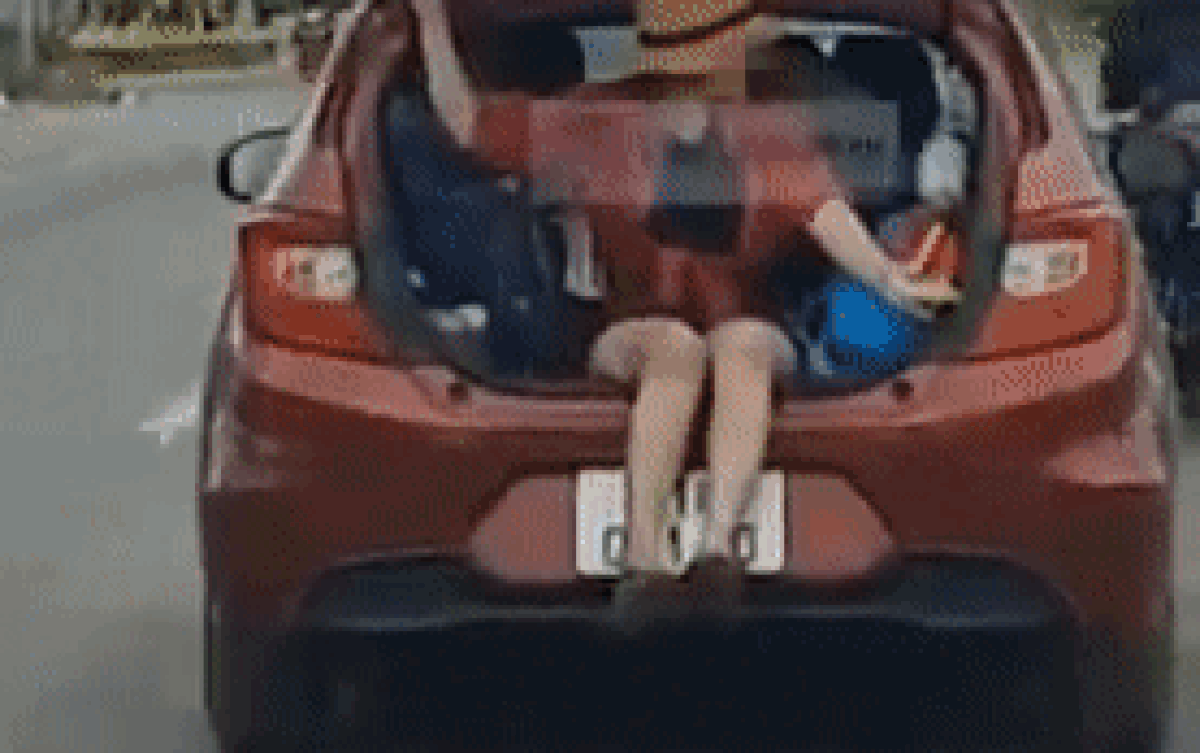 Cô gái ngồi ở cốp ô tô khi xe đang đi trên đường, thấy máy quay còn nhoẻn miệng cười khiến CĐM ngán ngẩm Ảnh 2