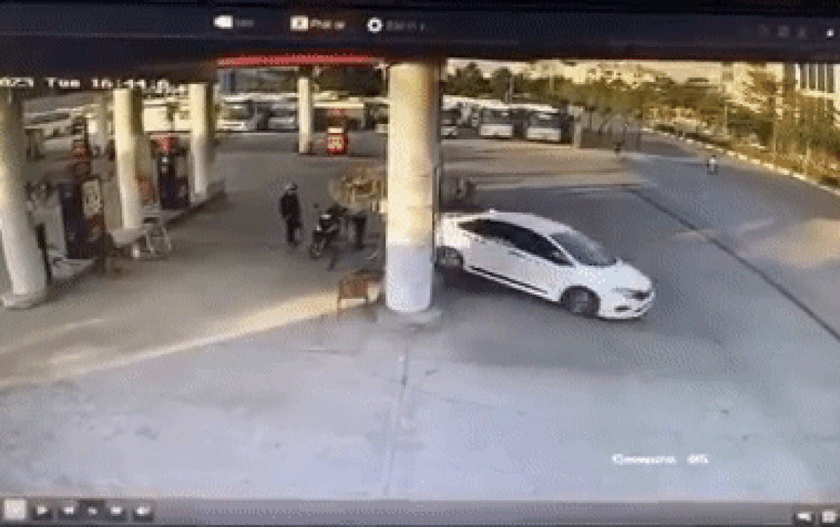 Tài xế ô tô lùi xe đâm đổ trụ bơm xăng, hành động sau đó càng gây bức xúc hơn nữa Ảnh 2