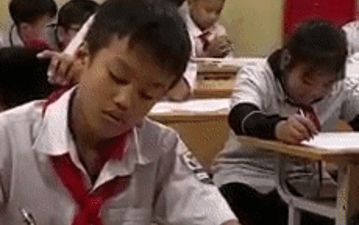 Giờ kiểm tra, cậu HS ngồi bàn cuối lúi húi làm điều này khiến thầy giáo chú ý nhưng chỉ âm thầm quay clip Ảnh 2